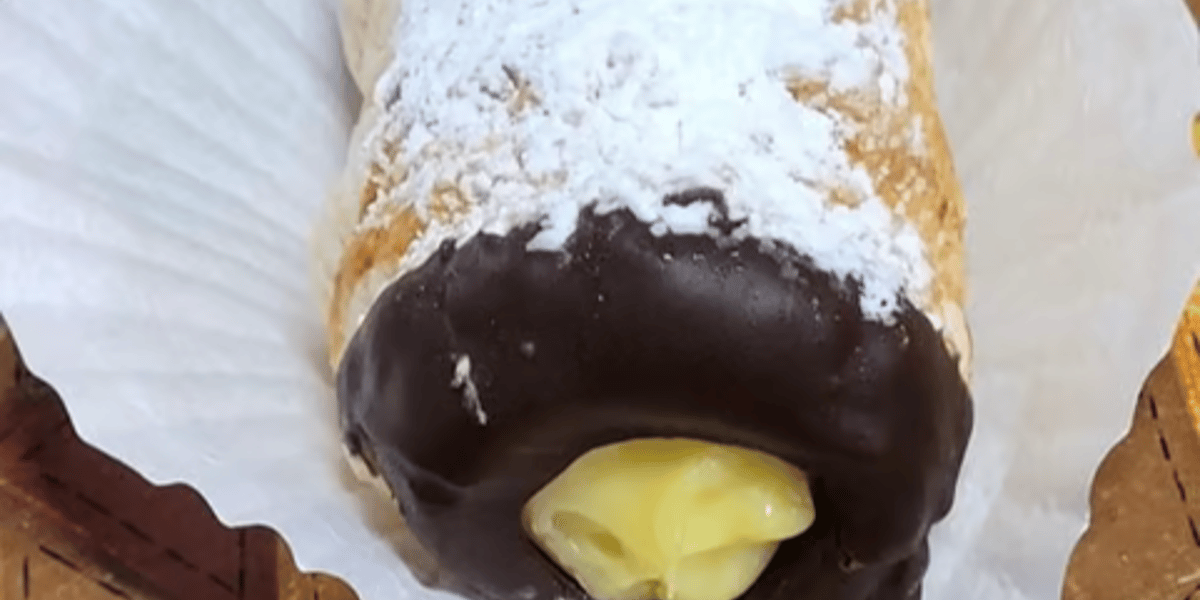 Cañitas — puff pastry with pastry cream